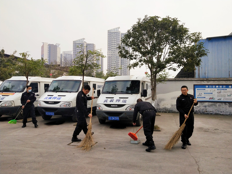 黨員、統戰成員協(xié)調配合打掃停車(chē)場(chǎng).jpg