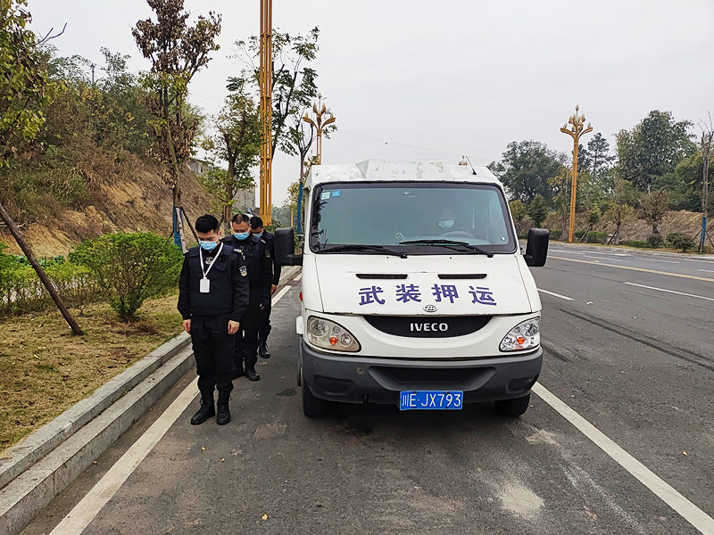 守押隊員勤務(wù)中停車(chē)默哀.jpg